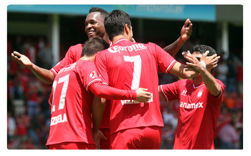 Toluca cartonne et se replace