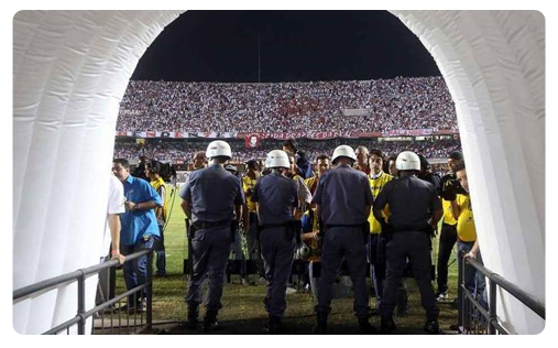 Hommes du matchs : les hommes de la sécurité brésilienne Sao Paulo