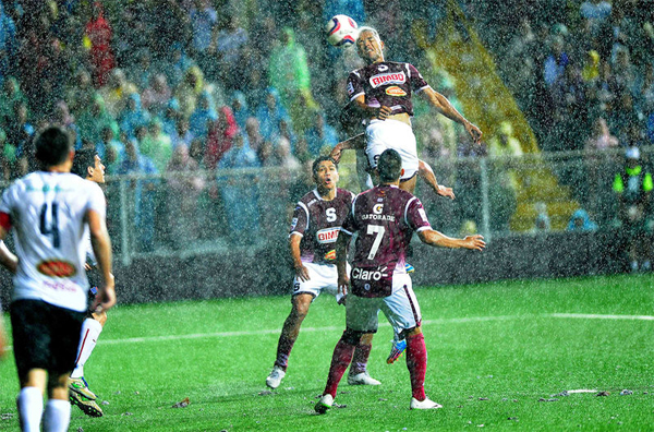 Hanzell Aráuz Hanzell Aráuz décolle, Saprissa chavire