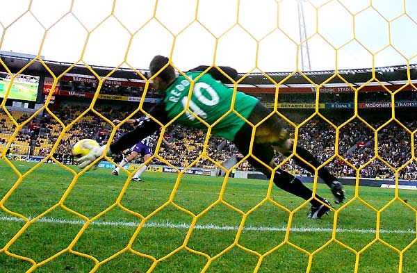 Reddy stoppe le penalty et Wellington se qualifie Reddy