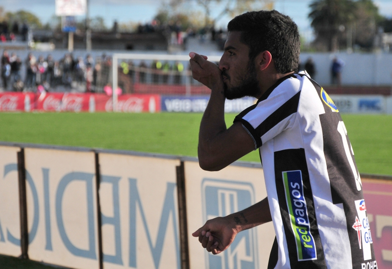 Maximiliano Olivera offre le titre aux Wanderers