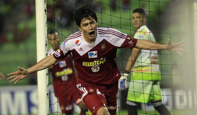 Caracas cartonne et se rapproche des leaders