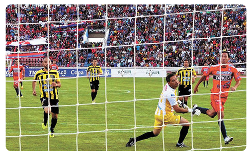 Doublé de Saucedo, Universitario prend les commandes du Clausura