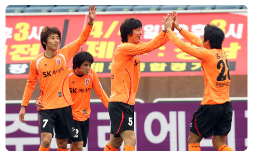 Jeju tient le coup mais la pression se fait forte Jeju United