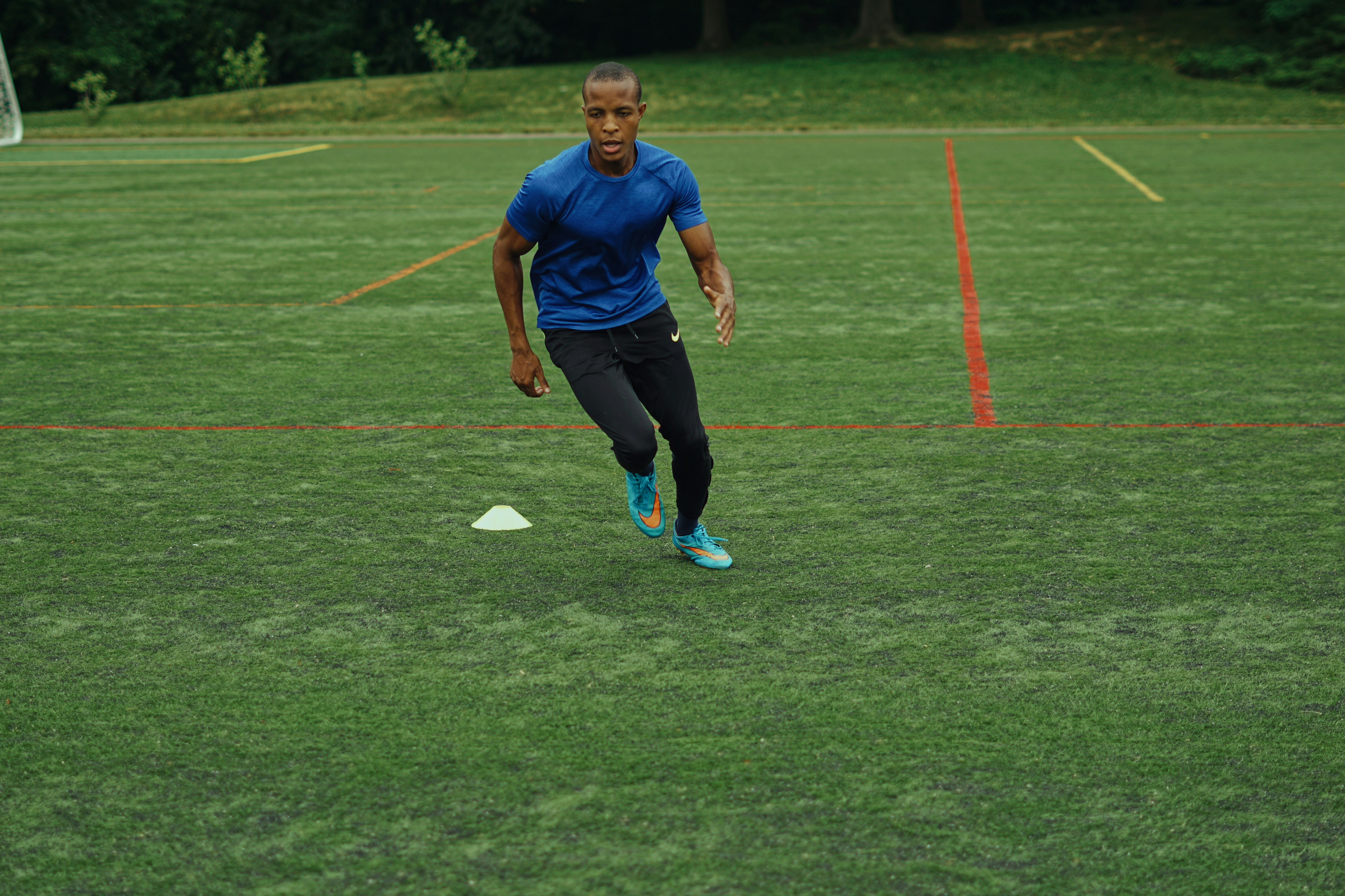 joueur de football sur le terrain